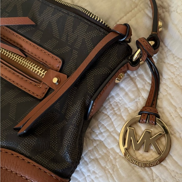 Michael Kors Monogram Signature 2-tone Brown Shoulder Bag w/ Hang Tag Logo Charm - Picture 7 of 10